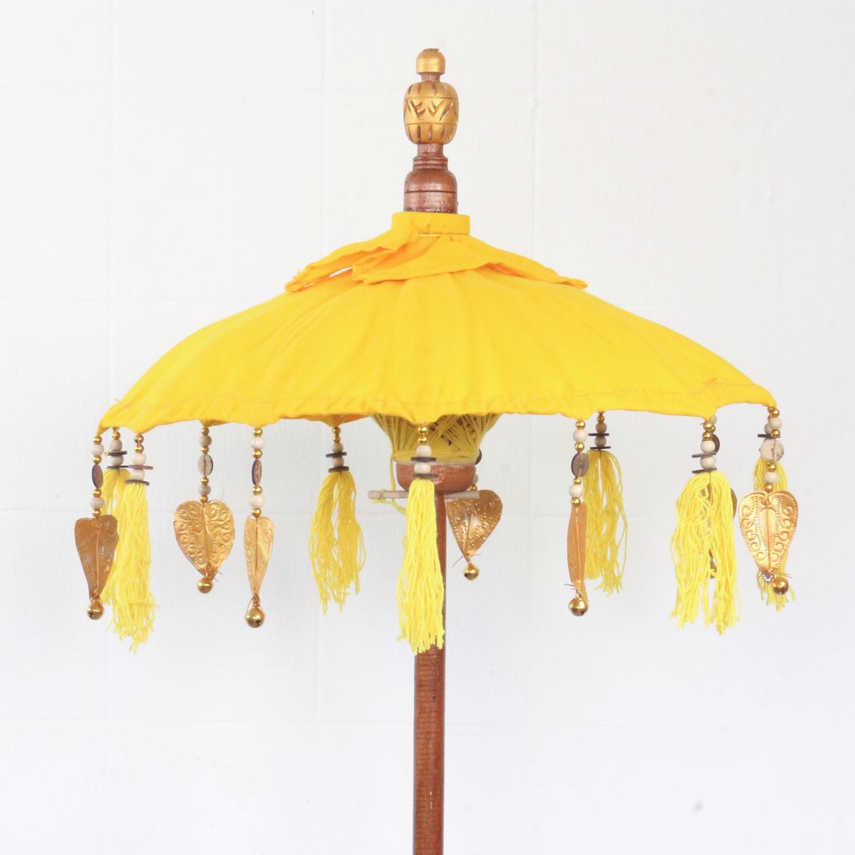 Kleiner Tischschirm aus Bali Garten Schirm Dekoration Party Partyschirm Handarbeit Orient Dekoschirm ca. 40 cm Gelb Gold