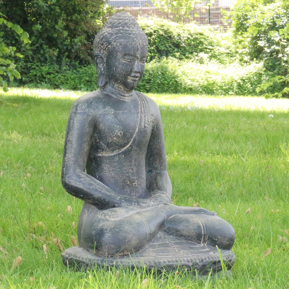 Buddha Statue sitzend Figur Skulptur Asien Indonesien Deko Steinguss Lavastein Gartenfigur Meditation 60 cm