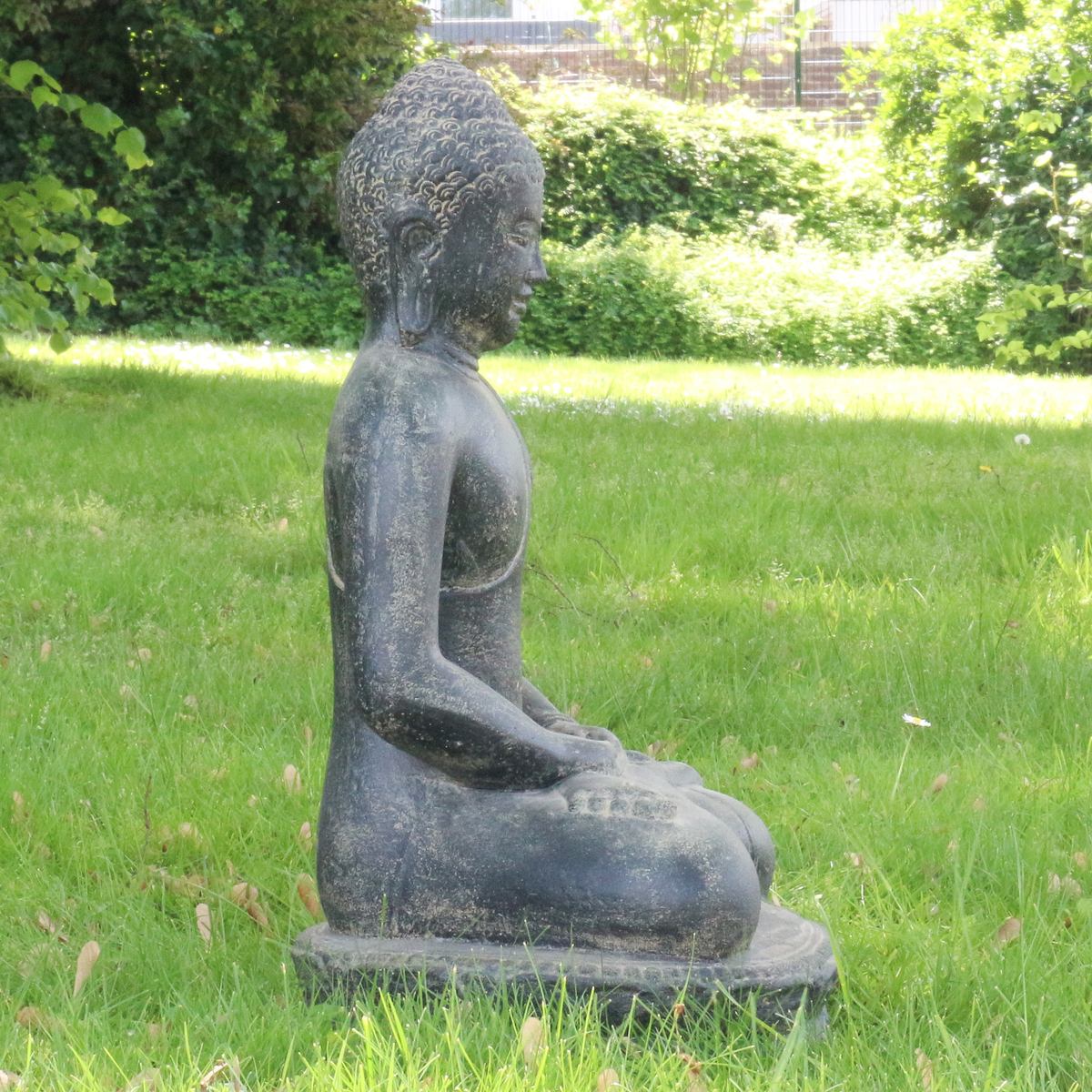 Buddha Statue sitzend Figur Skulptur Asien Indonesien Deko Steinguss Lavastein Gartenfigur Meditation 60 cm