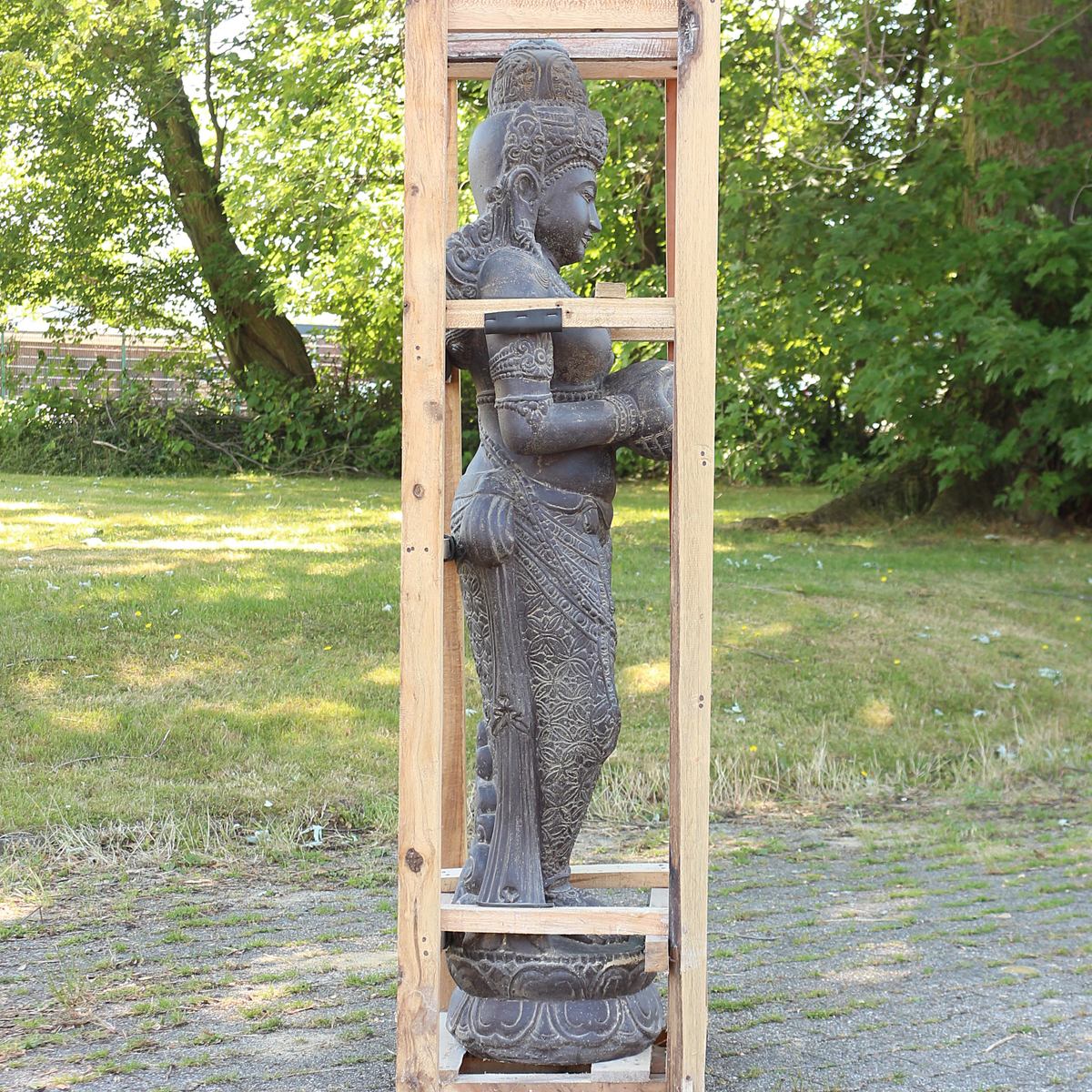 Devi Statue Figur Brunnen Skulptur Stehend Asien Indonesien Deko Steinguss Lavastein Gartenfigur Skulptur mit Wasseranschluss 152 cm