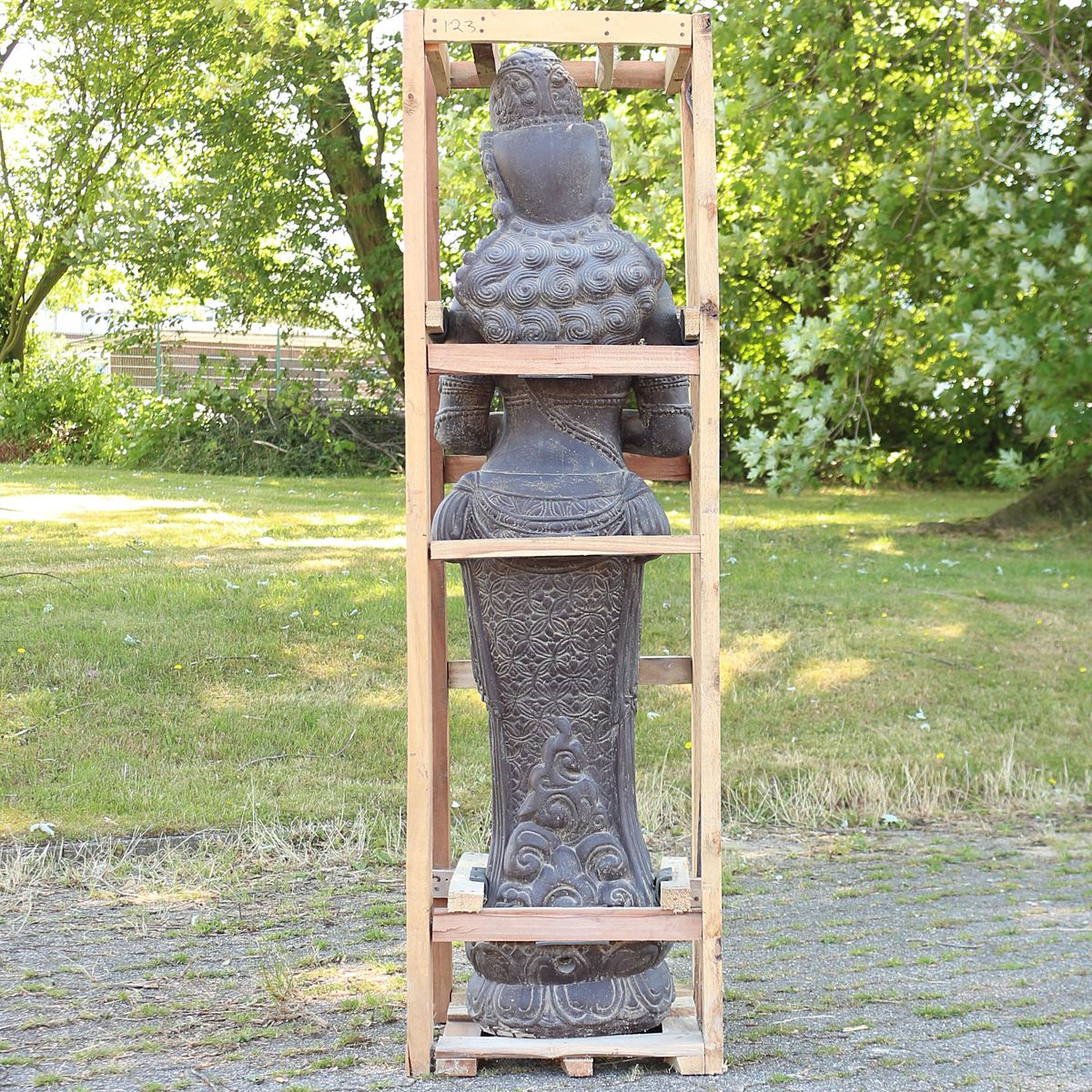 Devi Statue Figur Brunnen Skulptur Stehend Asien Indonesien Deko Steinguss Lavastein Gartenfigur Skulptur mit Wasseranschluss 152 cm