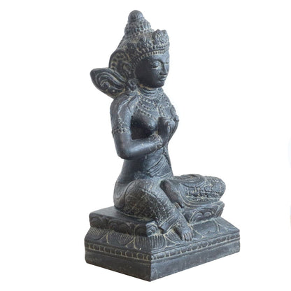 Sri Dewi Skulptur Stein Lavasand Indonesien Bali Gott Hinduismus Steinfigur Stein Figur Frostfest für innen oder außen sitzend 35 cm