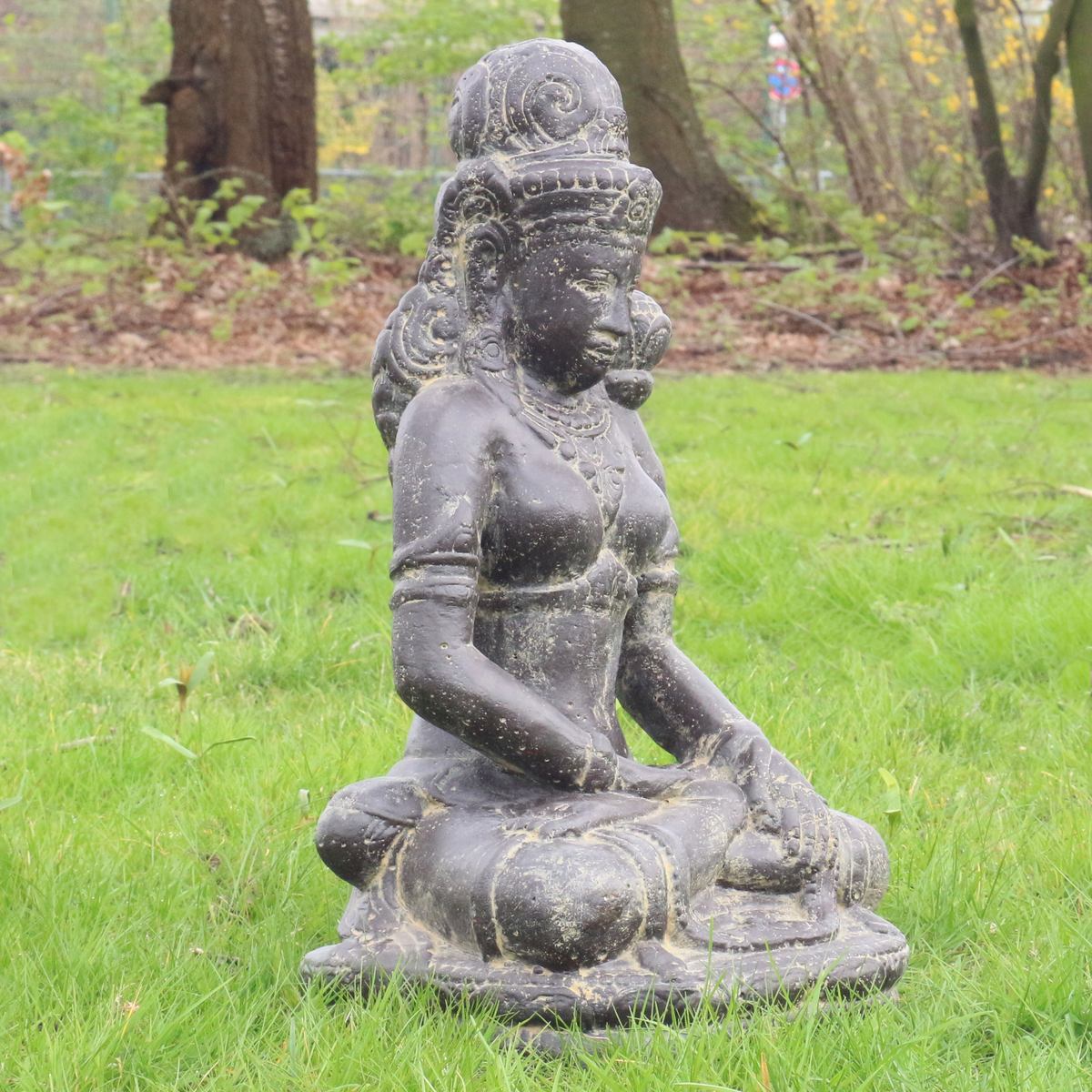 Sitzende Devi aus Stein Garten Gartenfigur Steinfigur Stein Massiv Sita Dewi Lavastein 45 cm