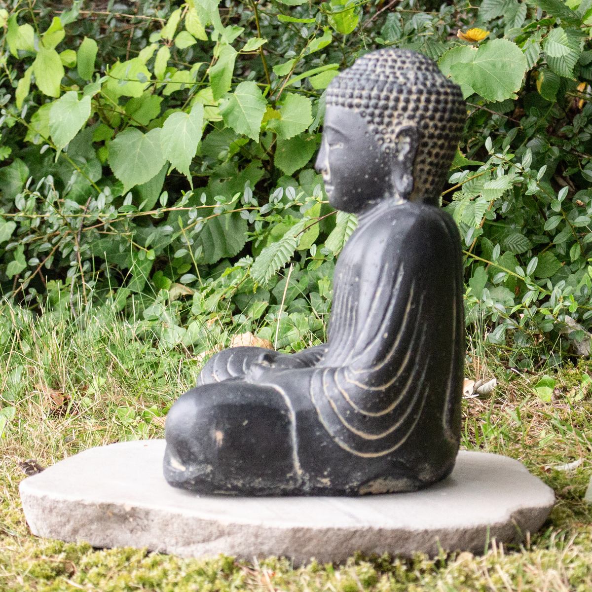 Japan Buddha Figur sitzend Skulptur Lotussitz Meditationsgeste Stein Lavasand Bali Steinfigur Garten Deko 20 cm
